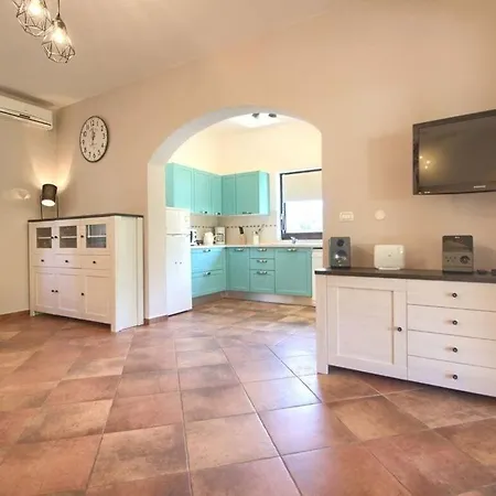 Villa Fuma With Private Pool, Beach 1 8km *