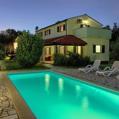 Fuma With Private Pool, Beach 1 8km 빌라